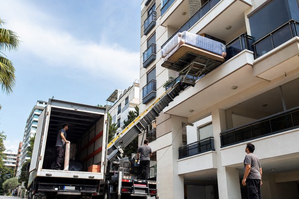 İzmir asansörlü nakliyat aracı